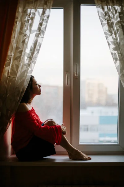 Jonge Vrouw Zittend Groot Raam Winter Warm Gezellig Huis — Stockfoto