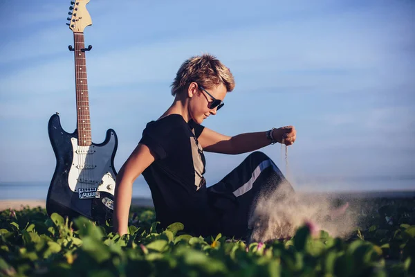 Kısa Saçlı Deniz Kıyısında Elektro Gitarlı Güneş Gözlüğü Takan Genç — Stok fotoğraf