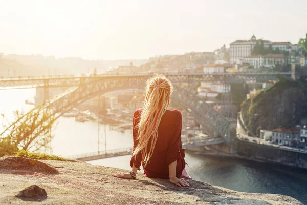 Reisende Weiblich Genießen Stadtblick Porto Berühmte Eiserne Brücke Und Douro — Stockfoto