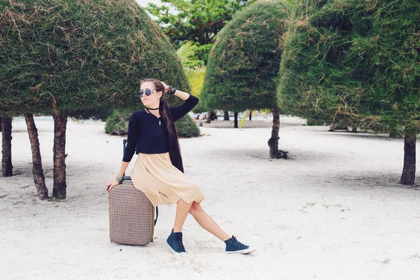 Hermosa Chica Estilo Caminando Con Maleta Paraguas Playa Tropical — Foto de Stock