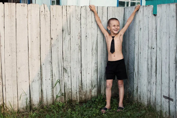 Pequeño Colegial Divertido Aire Libre Disfrutando Libertad Primera Vez Escuela —  Fotos de Stock