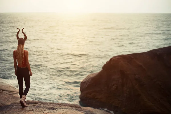 Γυναίκα Φορώντας Μάσκα Κέρατο Στέκεται Στην Ακτή Του Βράχου Και — Φωτογραφία Αρχείου