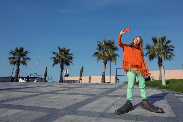 Ung Lycklig Kvinna Bär Orange Poncho Stora Roliga Skor Gör — Stockfoto