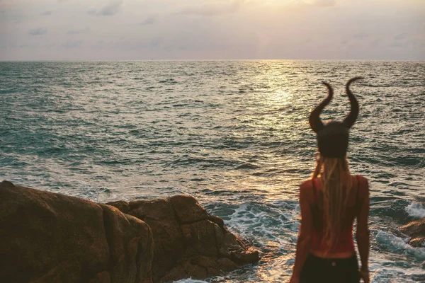 Frau Mit Hornmaske Steht Auf Klippe Ufer Und Genießt Sonnenuntergang — Stockfoto