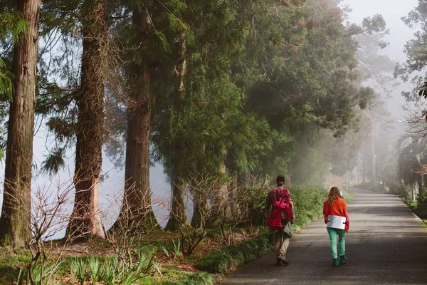 Pareja Viajeros Caminando Bosque Niebla Jardín Botánico Batumi Georgia — Foto de Stock