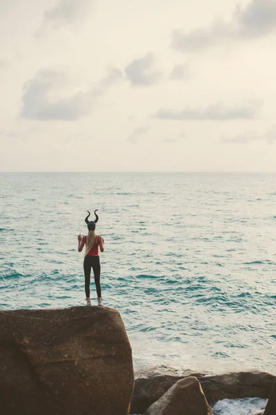 Femme Portant Masque Corne Debout Sur Falaise Bord Mer Profiter — Photo