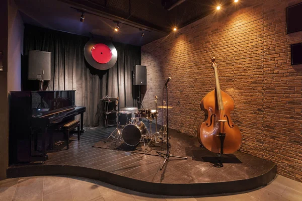 Diseño Interiores Bar Jazz Moderno Escenario Con Piano Negro Violonchelo —  Fotos de Stock