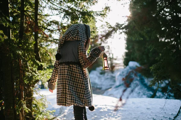 冬季魔法森林中手电筒的女性画像 — 图库照片
