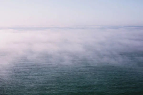 Туманный Черный Морской Пейзаж Розовых Фиолетовых Тонах — стоковое фото