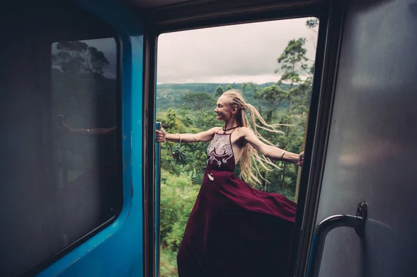 Mujer Vistiendo Hermoso Vestido Viaje Tren Sri Lanka —  Fotos de Stock