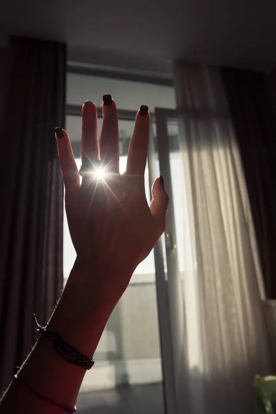 Silueta Mano Femenina Jugando Con Luz Del Sol Ventana Verano —  Fotos de Stock