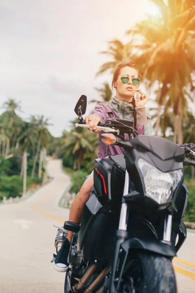Potret Biker Perempuan Duduk Atas Sepeda Motor Besar Potret Gaya — Stok Foto