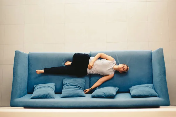 Mujer Bonita Casual Con Pelo Corto Acostado Sofá Azul Casa —  Fotos de Stock