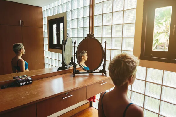 Mulher Olhando Para Janela Banheiro Diferentes Rostos Espelhos Solidão Triste — Fotografia de Stock