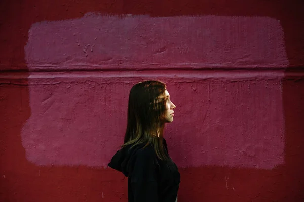 Livre Retrato Cidade Jovem Adolescente Vestindo Capuz Preto Parede Vermelha — Fotografia de Stock