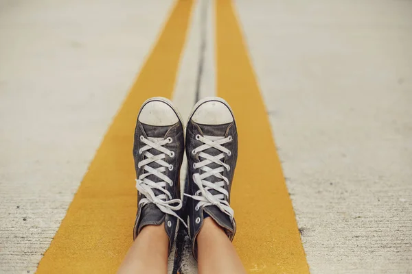 Bacakların Yolda Spor Ayakkabı Giyiyor Seyahat Kavramı — Stok fotoğraf