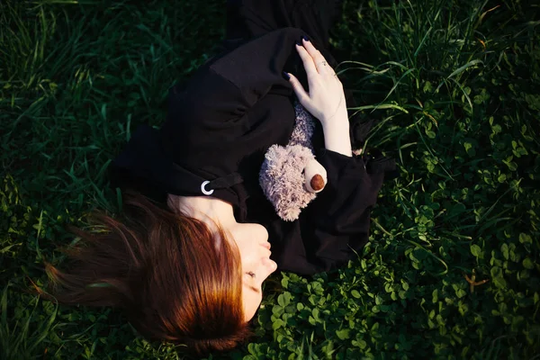 Portrét Dospívající Dívky Ležící Spící Venku Zelené Hrubé Malou Hračkou — Stock fotografie