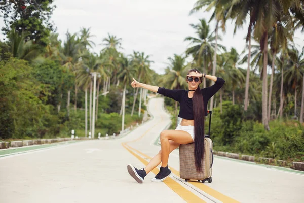 Красива Дівчина Стилі Сидить Валізі Тропічній Дорозі Відпустка Подорож Автостоп — стокове фото