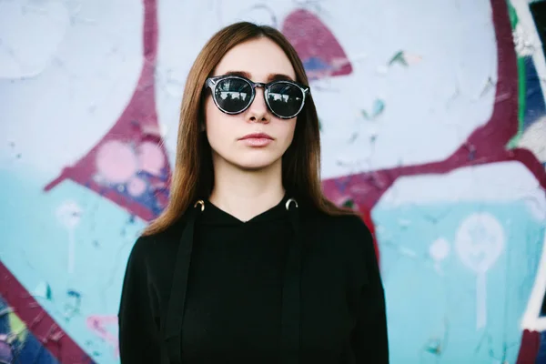 Outdoor City Portrait Young Girl Wearing Sunglasses — Stock Photo, Image