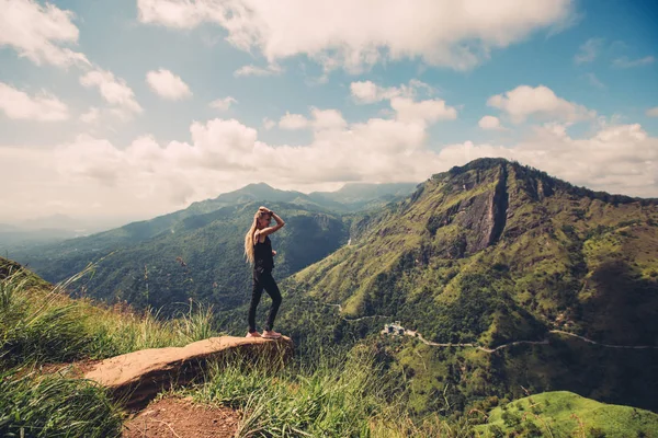 Mulher Viajante Desfrutar Uma Bela Vista Sobre Montanhas Vale Ella — Fotografia de Stock