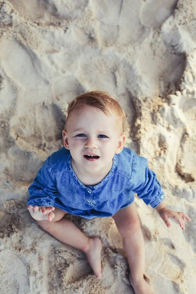 Porträt Eines Kleinen Mädchens Auf Sand Meer — Stockfoto