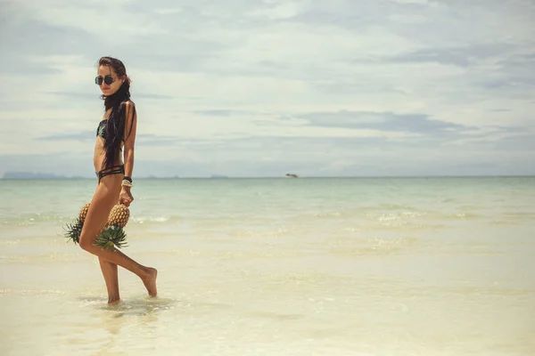 海岸にパイナップルを持っている非常に長い髪を持つ美しい幸せな女性は 夏と水を楽しむ — ストック写真
