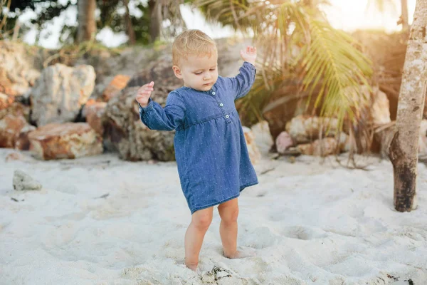 Porträtt Liten Flicka Bär Blå Klänning Promenader Stranden Sand — Stockfoto