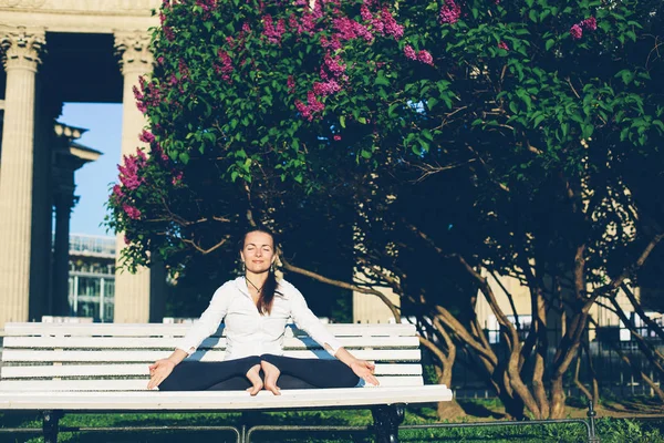 Mujer Joven Sentada Banco Haciendo Ejercicio Yoga Meditación Aire Libre — Foto de Stock
