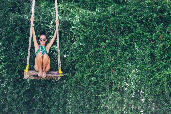 Žena Houpačce Tropické Dovolené — Stock fotografie