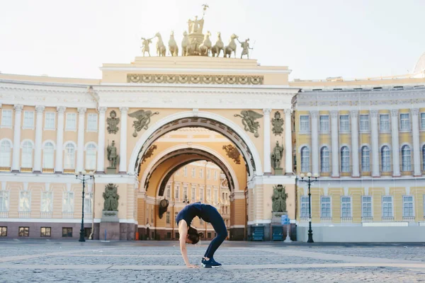 Young Woman Doing Backbend Yoga Exercise Outdoor City Center — Stock Photo, Image