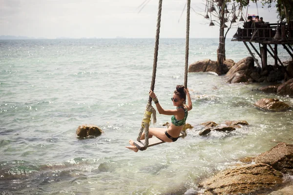 Femme Sur Swing Bord Mer Vacances Tropicales — Photo