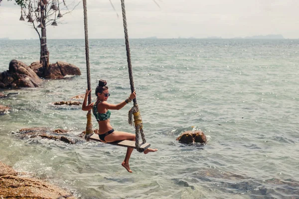 海の海岸でスイング上のファッション女性 熱帯の休日 — ストック写真