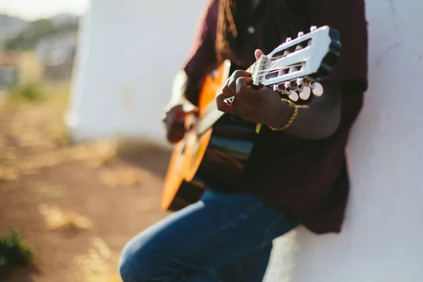 Porträt Eines Afrikanischen Musikers Mit Dreadlocks Der Draußen Gitarre Spielt — Stockfoto