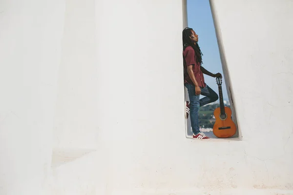 Elinde Gitar Tutan Afrikalı Müzisyenin Portresi — Stok fotoğraf