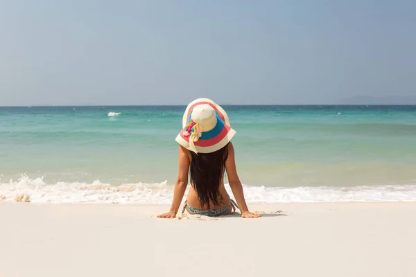 若い女性の帽子を海の海岸に座って着ている リラクゼーション 美しい島 白い砂 — ストック写真