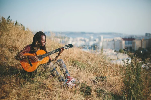 Porträt Eines Afrikanischen Musikers Mit Dreadlocks Der Draußen Gitarre Spielt — Stockfoto