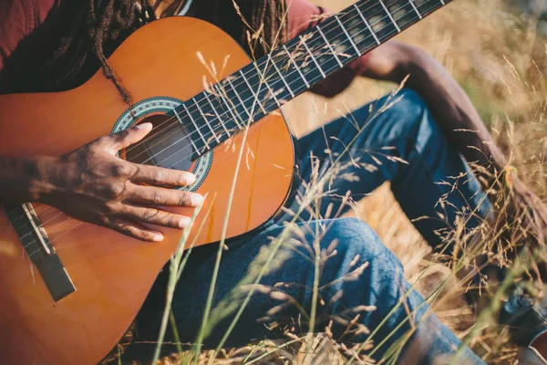 Porträt Eines Afrikanischen Musikers Mit Dreadlocks Der Draußen Gitarre Spielt — Stockfoto
