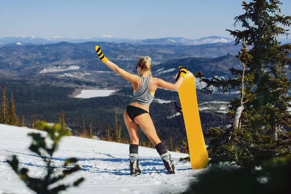 Happy Snowboarder Mujer Con Traje Baño Bikini Pie Ladera Cima —  Fotos de Stock