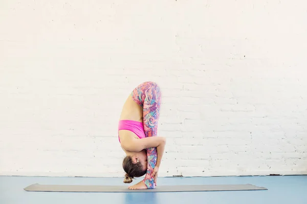 Flexible Woman Doing Yoga Exercise Studio White Brick Wall Background — Stock Photo, Image