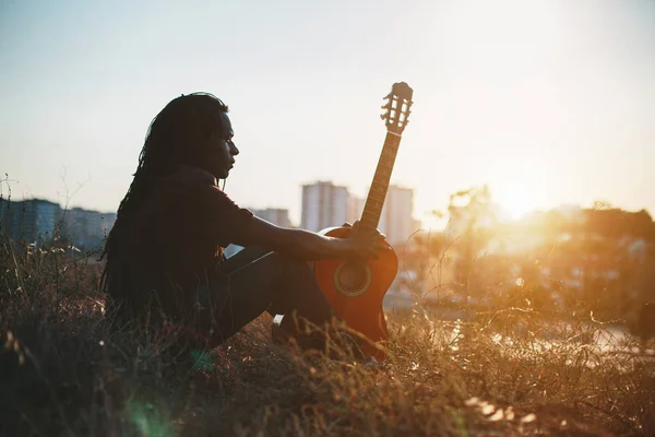 Porträt Des Musikers Afrikanischer Mann Mit Dreadlocks Und Gitarre Bei — Stockfoto