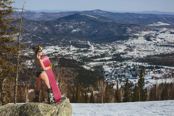 Happy Snowboarder Camisa Femenina Con Traje Baño Pie Cima Una —  Fotos de Stock