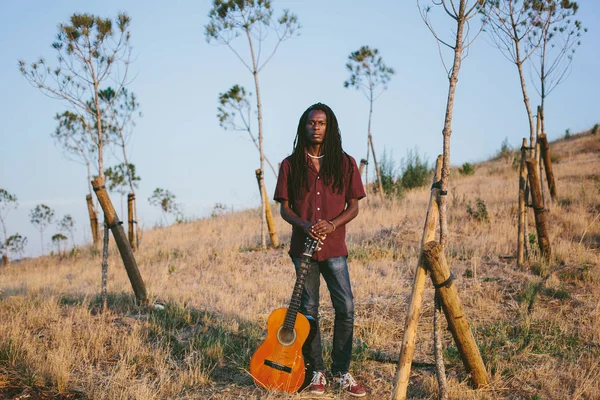 Porträt Des Musikers Afrikanischer Mann Mit Dreadlocks Und Gitarre Freien — Stockfoto