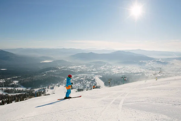 Skier Φορώντας Κράνος Στέκεται Στην Κορυφή Του Βουνού Χιόνι Ηλιόλουστη — Φωτογραφία Αρχείου