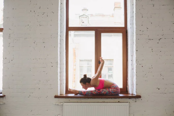 Mañana Yoga Casa Retrato Una Mujer Haciendo Ejercicio Fitness Sentada — Foto de Stock