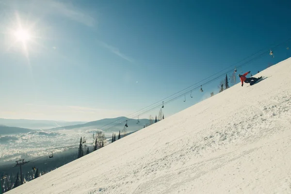 在阳光明媚的冬日里 滑雪者在高山上滑行 — 图库照片