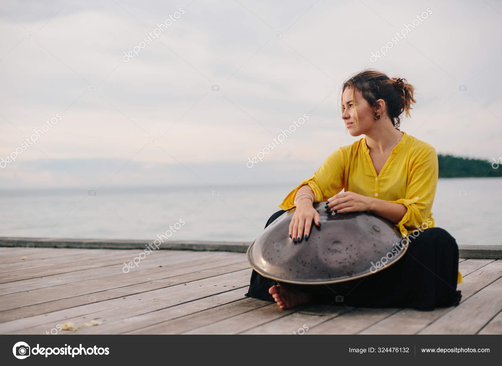 gelijktijdig Nauwgezet Tahiti Woman Playing Hang Drum Outdoor Sea Shore Stock Photo by ©AnnaTamila  324476132