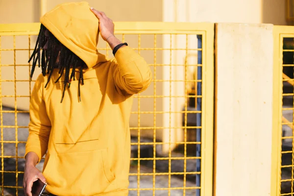 Farbenfrohes Porträt Eines Jungen Afrikanischen Mannes Mit Dreadlocks Und Kapuzenpulli — Stockfoto