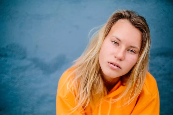 Tiener Meisje Portret Dragen Oranje Hoody Blauwe Muur Achtergrond — Stockfoto