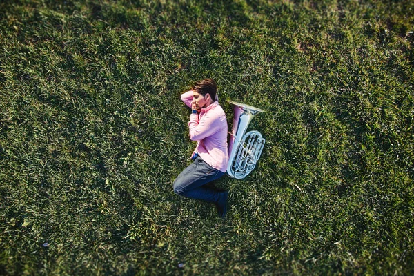 Músico Deitado Campo Grama Abraçando Seu Instrumento Musical Tuba — Fotografia de Stock
