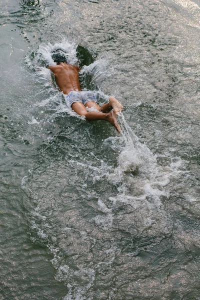 Kinder Springen Und Schwimmen Fluss Glückliche Kinder Kindheit Dorf — Stockfoto